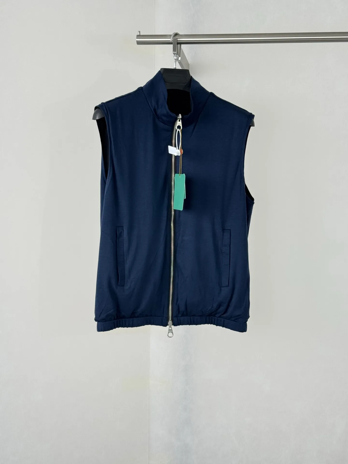 Loro Pian old money style LP double-sided stand-up collar zipper vest jacket. The A side is customized with high-density windproof functional nylon fabric. The drape is completely synchronized with the original version. The B side is made of ultra-fine wool knitted fabric, which has been individually color-fixed and will not turn white after repeated wear. The two-way double-headed metal zipper is molded separately. The size of the slider, metal matte coating, and tooth pattern spacing are strictly reproduced from the original version. Size: 46/48/50/52